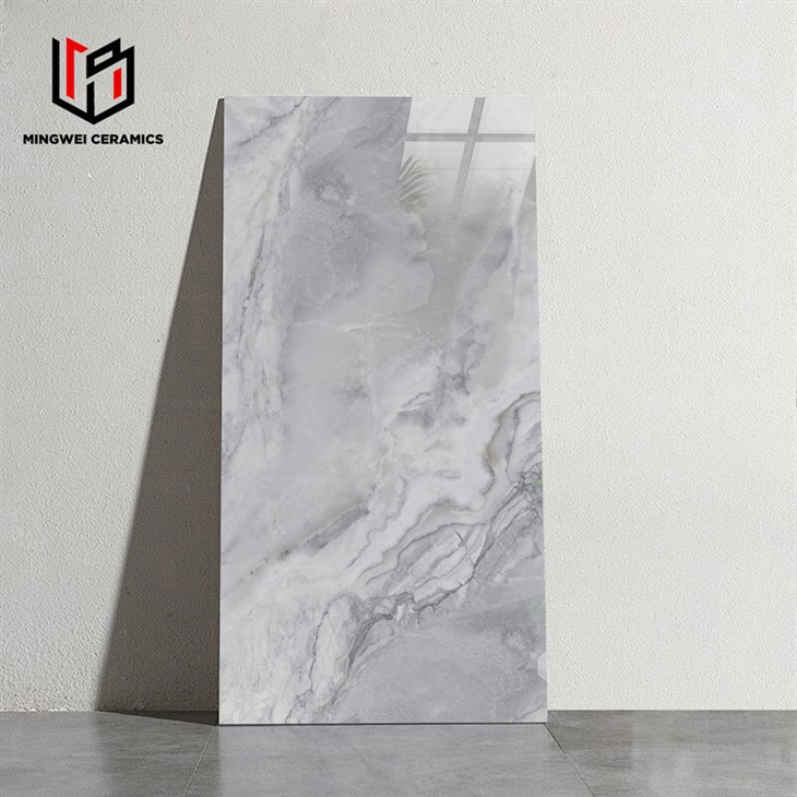 Čistá šedá lesklá keramická dlaždice