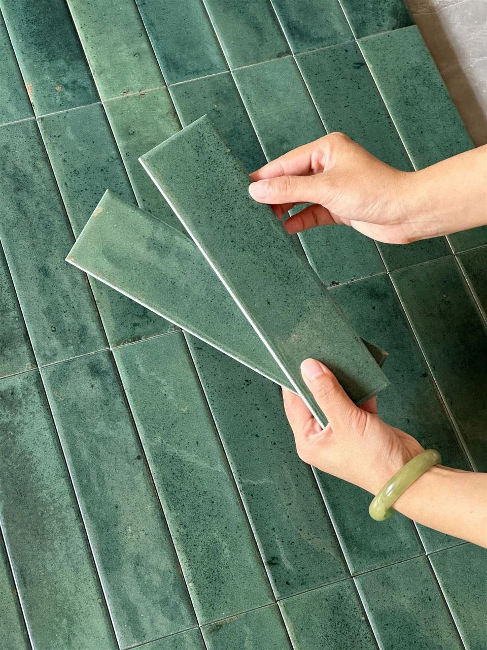 Stěnové dlaždice s napodobováním svisle vystřelených vzorů